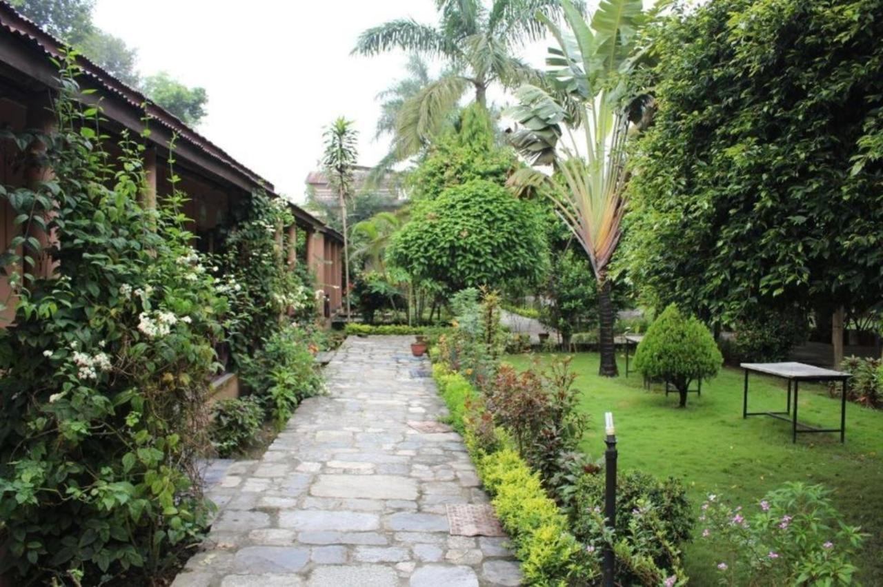 Hotel Travellers Jungle Camp Sauraha Exterior foto