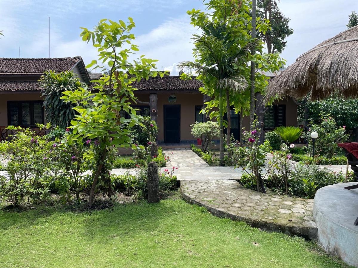 Hotel Travellers Jungle Camp Sauraha Exterior foto