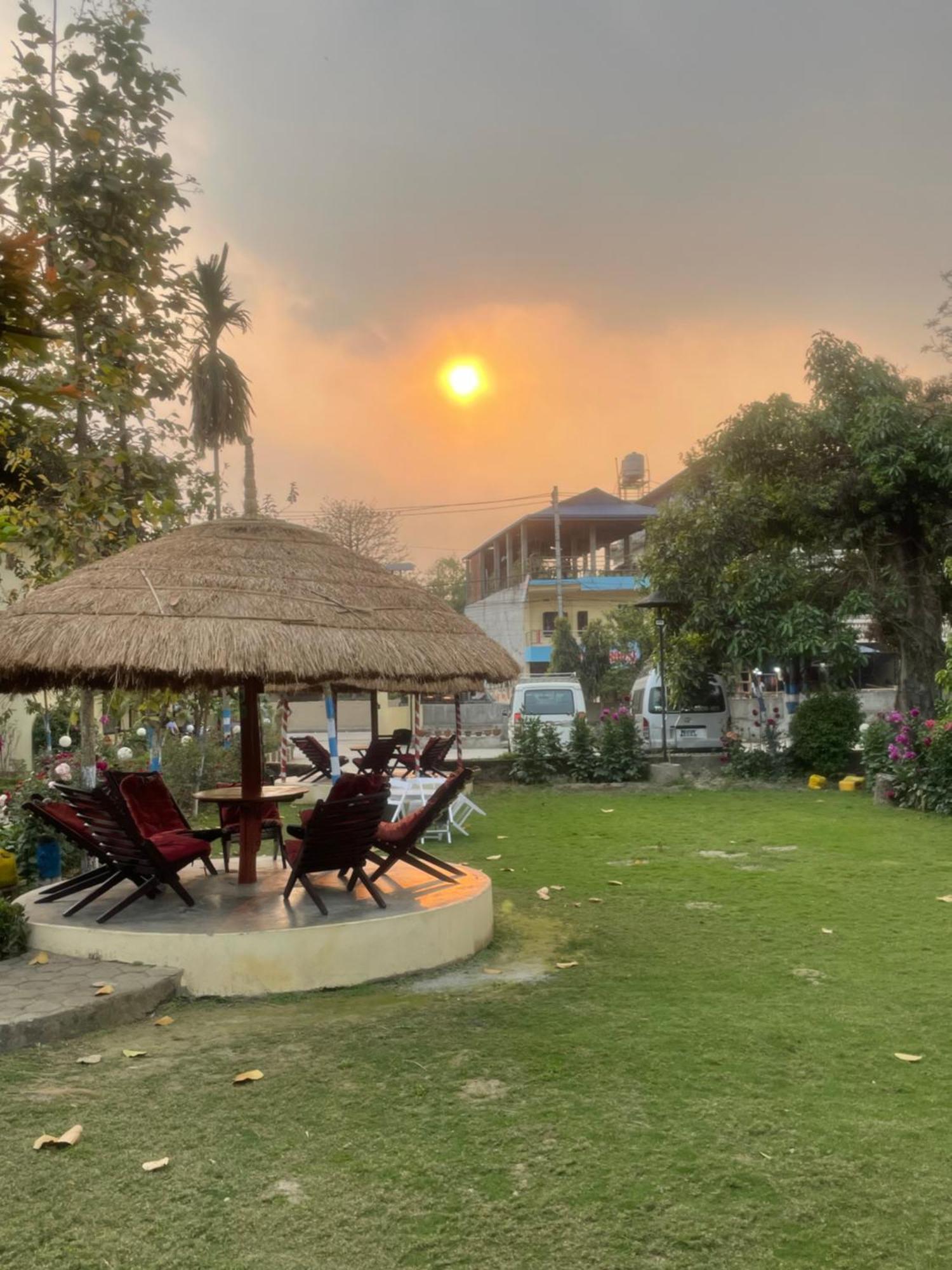 Hotel Travellers Jungle Camp Sauraha Exterior foto
