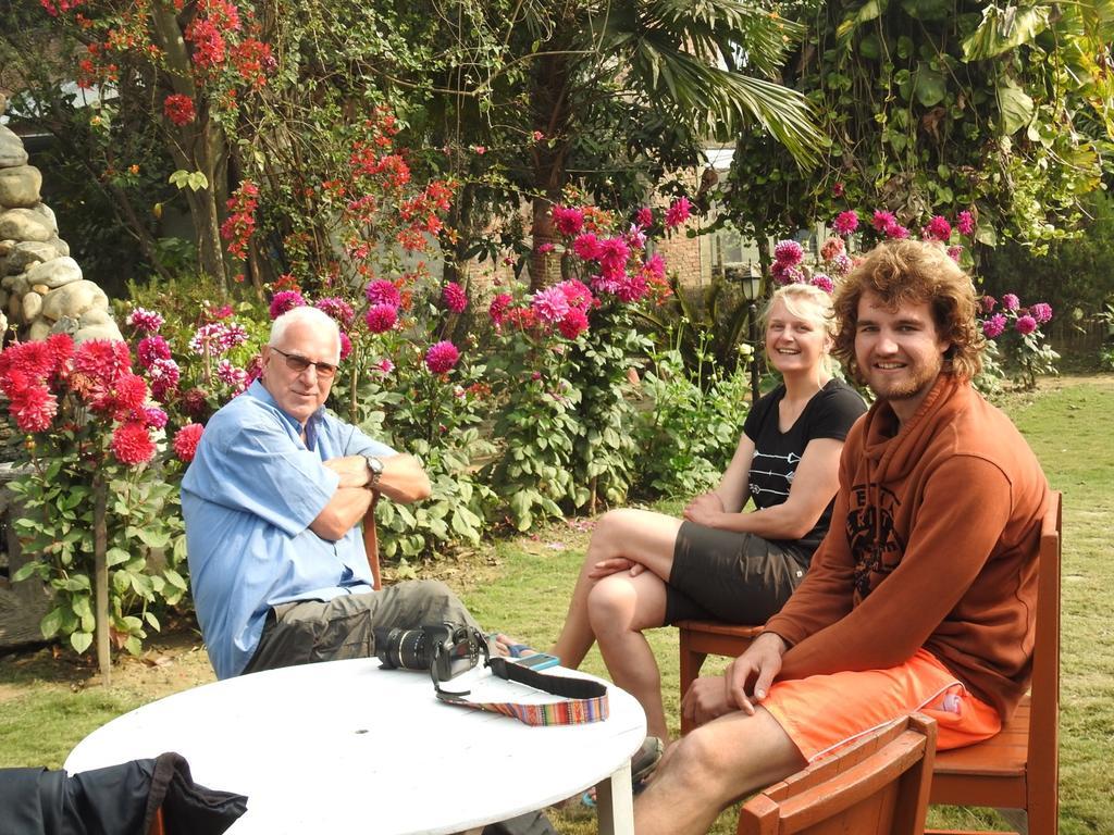 Hotel Travellers Jungle Camp Sauraha Exterior foto